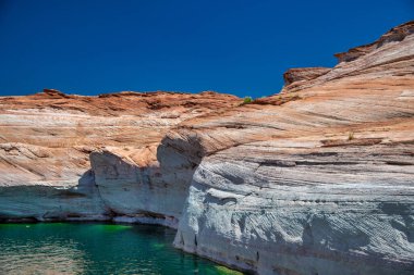 Powell Gölü boyunca dolaşın. Glen Canyon Ulusal Eğlence Bölgesi, Arizona 'daki bir tekneden dar ve kayalık bir kanyon manzarası..