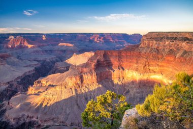 Grand Canyon Ulusal Parkı panoramik hava manzaralı. Güney Rim açık güneşli bir sabahta