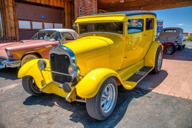 WILLIAMS, AZ - 29 Haziran 2018: 66 numaralı ünlü güzergahtaki şehirlerden biri olan Williams 'taki hediyelik eşya dükkanlarının önündeki klasik arabalarla sokak sahnesi