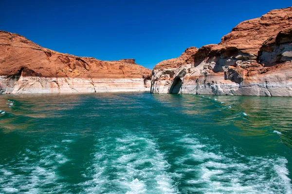 Cruzeiro Longo Lago Powell Vista Estreito Desfiladeiro Ladeado Por Penhascos — Fotografia de Stock