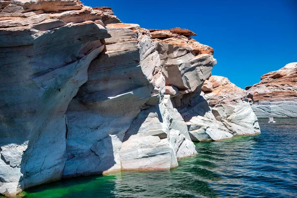 沿着鲍威尔湖巡航 亚利桑那州Glen Canyon国家娱乐区一艘船上狭窄的悬崖峡谷景观 — 图库照片