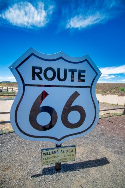U.S. Route 66 tabelası (US 66 veya Route 66), ayrıca Will Rogers Otoyolu olarak da bilinir ve halk arasında ana cadde olarak da bilinir.