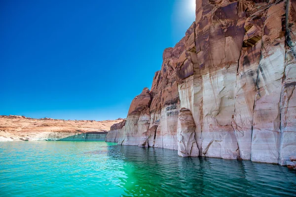 Crucero Por Lago Powell Vista Del Estrecho Cañón Bordeado Acantilados —  Fotos de Stock