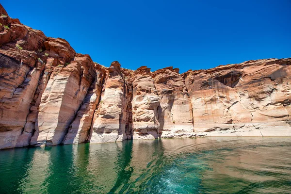沿着鲍威尔湖巡航 亚利桑那州Glen Canyon国家娱乐区一艘船上狭窄的悬崖峡谷景观 — 图库照片