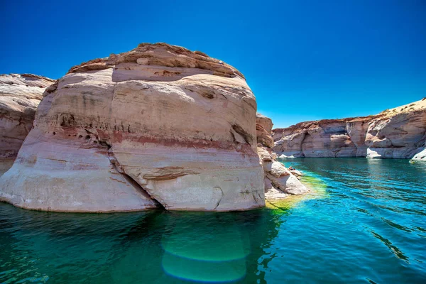 沿着鲍威尔湖巡航 亚利桑那州Glen Canyon国家娱乐区一艘船上狭窄的悬崖峡谷景观 — 图库照片