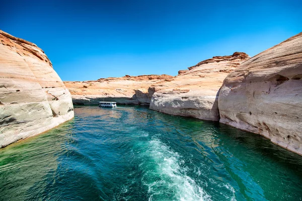 Cruise Lake Powell View Narrow Cliff Lined Canyon Boat Glen — Stock Photo, Image