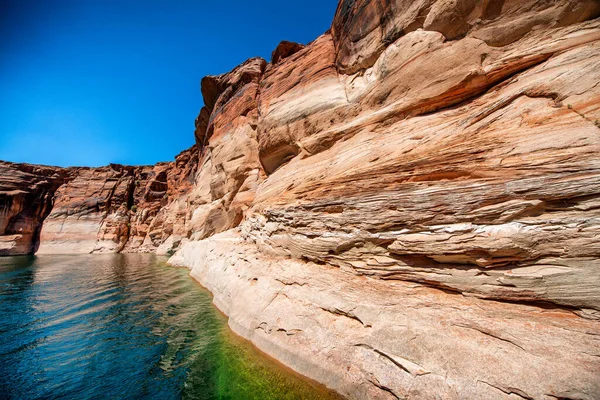 Cruzeiro Longo Lago Powell Vista Estreito Desfiladeiro Ladeado Por Penhascos — Fotografia de Stock