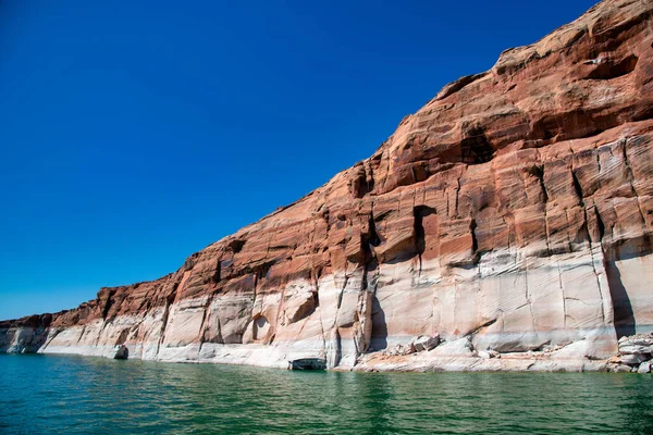 沿着鲍威尔湖巡航 亚利桑那州Glen Canyon国家娱乐区一艘船上狭窄的悬崖峡谷景观 — 图库照片