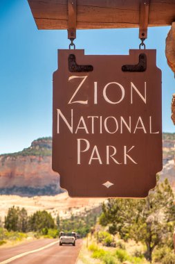 Zion Ulusal Parkı giriş tabelası, Utah
