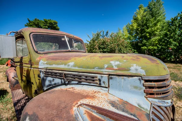 Glensdale June 2018 Rusty Old Cars Blue Summer Sky — 图库照片