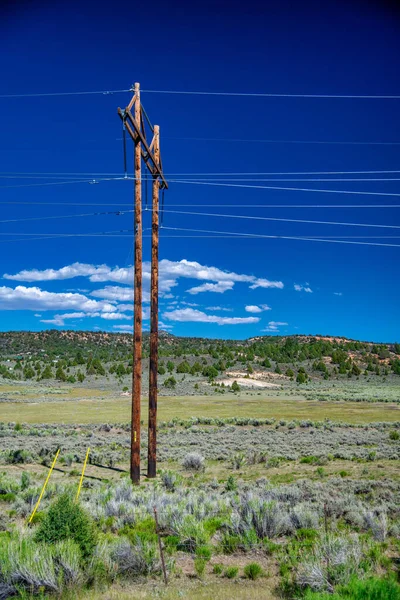 Linhas Energia Uma Colina Gramada Iin Western Usa — Fotografia de Stock