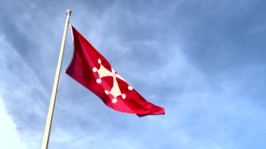 Ortasında beyaz bir haç olan kırmızı bayrak sallayan antik deniz cumhuriyeti Pisa 'nın sembolü.