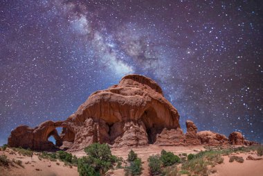 Kaya oluşumları üzerine yıldızlı bir gece, Arches Ulusal Parkı, Utah - ABD