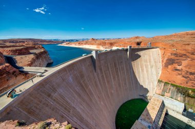 Powell Gölü ve Glen Canyon Barajı Arizona Çölü 'nde mavi bir yaz gökyüzünün altında