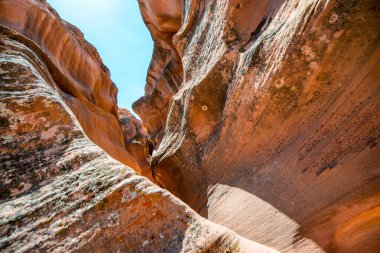 Antilop Kanyonu, Arizona - ABD. Mavi bir gökyüzünün altındaki kayaların dış görünüşü