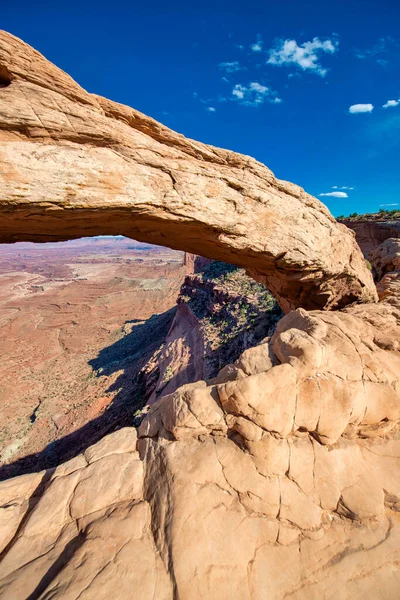 Utah, Canyonlands Ulusal Parkı 'nda mavi bir yaz gökyüzü altında ikonik Mesa Kemeri' nde panoramik manzara