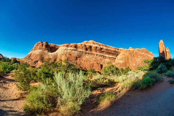 Arches Ulusal Parkı 'ndaki güzel doğal kaya oluşumları Utah' ta, mavi bir yaz gökyüzünün altında..