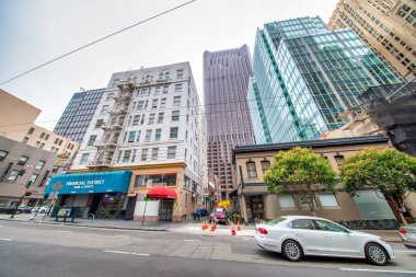 San Francisco, California - 6 Ağustos 2017: San Francisco şehir merkezindeki Finans Bölgesi 'nin binaları ve gökdelenleri