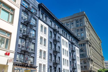 San Francisco, California - 6 Ağustos 2017: Market Caddesi 'ndeki San Francisco eski binaları