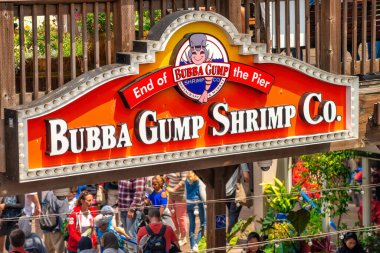 San Francisco, California - 7 Ağustos 2017: Bubba Gump Karides Şirketi sokak tabelası