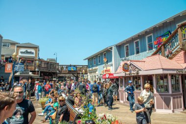 San Francisco, California - 7 Ağustos 2017: Turistler ve yerliler 39. rıhtımdaki nehir kıyısının keyfini çıkarıyorlar