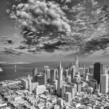 San Francisco şehir merkezinin günbatımındaki hava manzarası, Kaliforniya - ABD