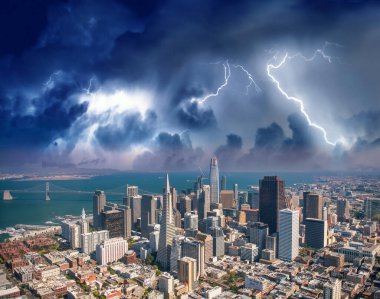 Arka planda fırtınalı bir helikopterden San Francisco ve Bay Köprüsü 'nün hava görüntüsü