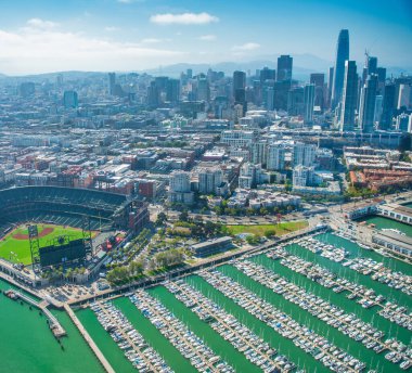 San Francisco, California - 7 Ağustos 2017: Açık güneşli bir günde San Francisco stadyumunun ve limanın havadan görüntüsü