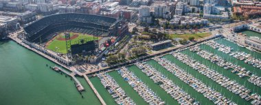 San Francisco, California - 7 Ağustos 2017: Açık güneşli bir günde San Francisco stadyumunun ve limanın havadan görüntüsü