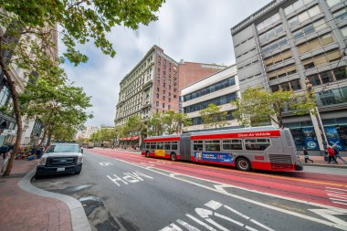 San Francisco, California - 6 Ağustos 2017: Pazar Caddesi 'nde yaz günü sokak trafiği
