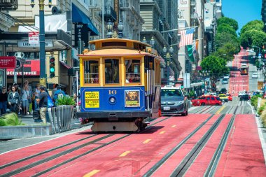 San Francisco, California - 6 Ağustos 2017: San Francisco Market Caddesi 'nde sarı ve mavi kamusal alan