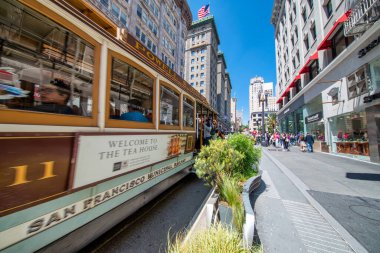 San Francisco, California - 6 Ağustos 2017: Market Caddesi 'nde San Francisco vintage halk kablecar