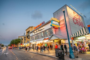 San Francisco, California - 6 Ağustos 2017: Turistler ve Balıkçılar Rıhtımı 'ndaki trafik