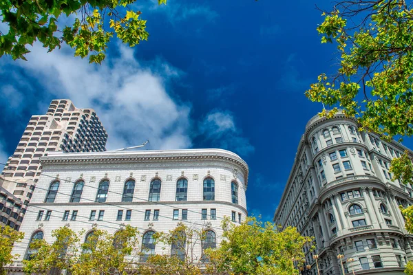 San Francisco, California - 6 Ağustos 2017: Market ve Beşinci Cadde 'den binalar. Parc55, Bank of America ve Flood Building