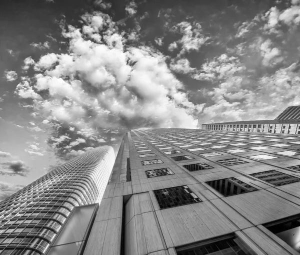 Vista Del Atardecer Hacia Cielo Los Rascacielos Modernos Ciudad Concepto — Foto de Stock