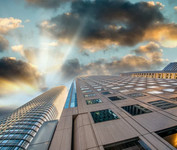 Himmelsrichtung Sonnenuntergang Ansicht Der Modernen Stadt Wolkenkratzer Geschäfts Und Unternehmenskonzept — Stockfoto