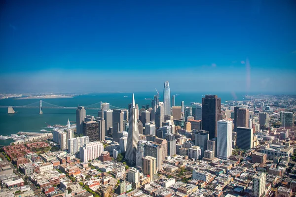 サンフランシスコ カリフォルニア州 2017年8月7日 晴れた日にヘリコプターからのサンフランシスコ市内のスカイラインの空中ビュー — ストック写真