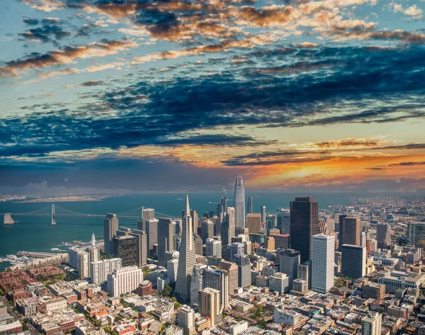 Légi Kilátás San Francisco Belvárosára Bay Bridge Helikopterről Naplementekor — Stock Fotó