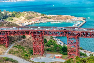 Bulutlu bir günde Golden Gate Köprüsü, San Framcisco - California