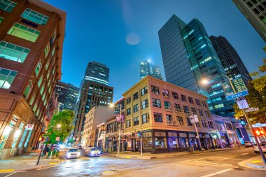 San Francisco, California - 5 Ağustos 2017 San Francisco sokaklarının ve gökdelenlerin gece manzarası