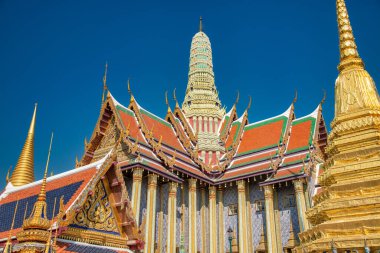 Bangkok 'ta. Zümrüt Buddha Tapınağı 'nın kompleksine bakın, Kraliyet Panteonu' nu süsleyin ve altın şapşallara bakın. Büyük Saray