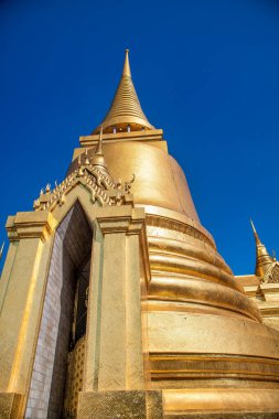 Bangkok, Tayland. Phra Si Rattana Chedi 'nin manzarası Zümrüt Buddha Tapınağı yakınlarındaki altın stupa. Büyük Saray