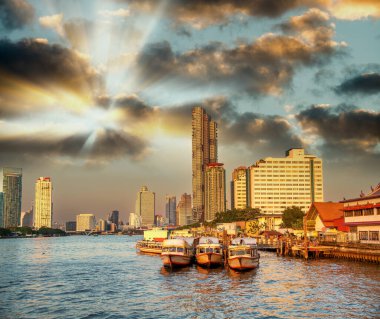 Bangkok, Tayland - 5 Ocak 2020: Chao Phraya Nehri ve Asyalı gökdelenler gün batımında