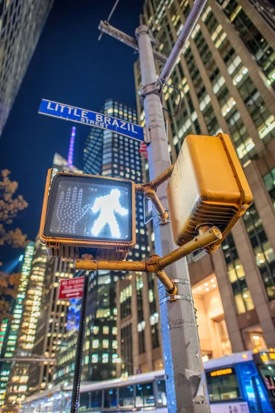 Sinal Caminhada Pedestre Semáforo Midtown Manhattan Noite — Fotografia de Stock