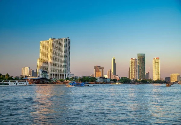 Bangkok Tailândia Janeiro 2020 Rio Chao Phraya Arranha Céus Cidade — Fotografia de Stock