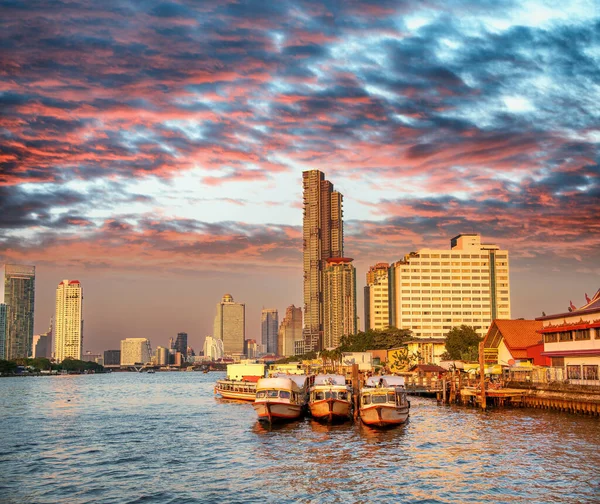 バンコク 2020年1月5日 日没時にアジア的ウォーターフロントからチャオプラヤ川と都市高層ビル — ストック写真