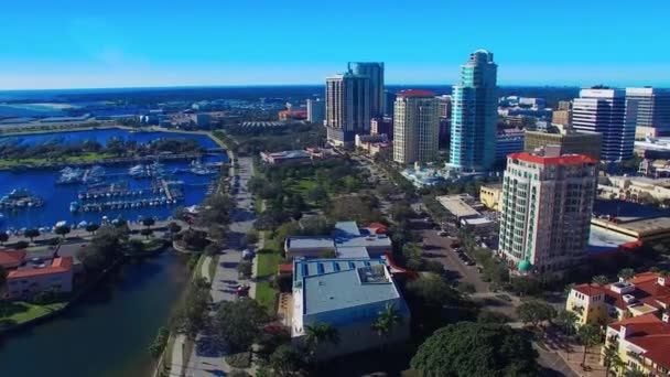 St Petersburg, Florida. Aerial view of city buildings and parks from drone on a sunny winter day — Stock Video