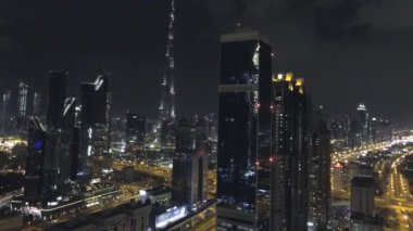 Dubai, BAE. İHA 'dan Dubai şehir merkezinin gece ışıkları. Gökdelenler ve Şeyh Zayed Yolu