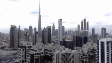 Dubai, BAE. Gün batımında İHA 'dan Dubai hava görüntüsü. Gökdelenler ve ufuk çizgisi