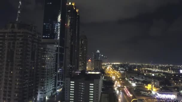 Dubai, Zjednoczone Emiraty Arabskie. Światła nocne w centrum Dubaju od drona. Drapacze chmur i Sheikh Zayed Road — Wideo stockowe